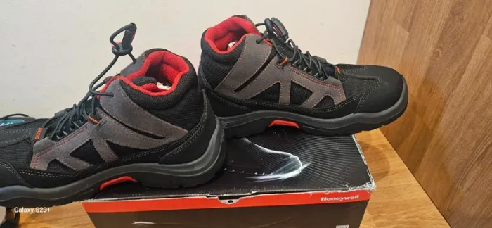 Chaussures de sécurité neuves - photo numéro 3