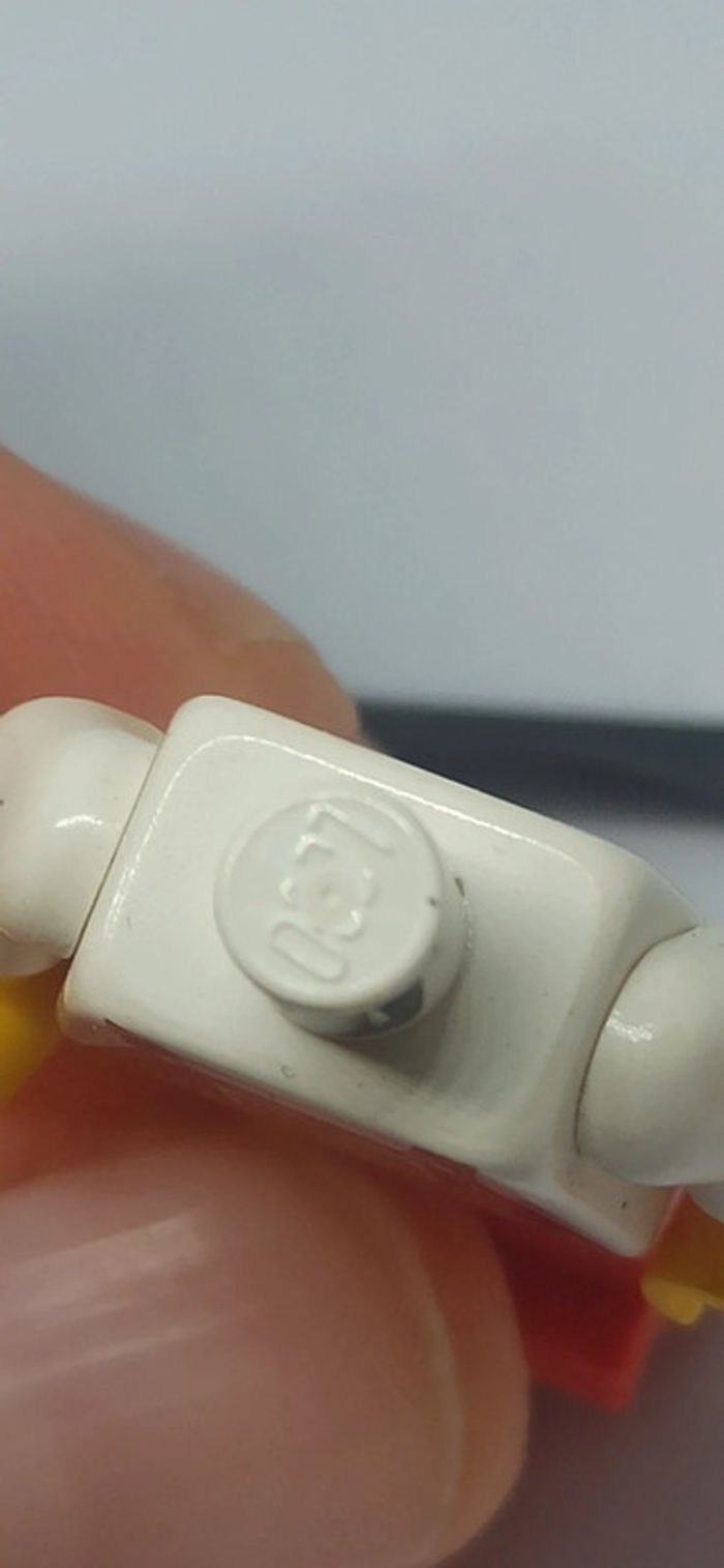 Homme cotte rouge avec clé lego - photo numéro 7