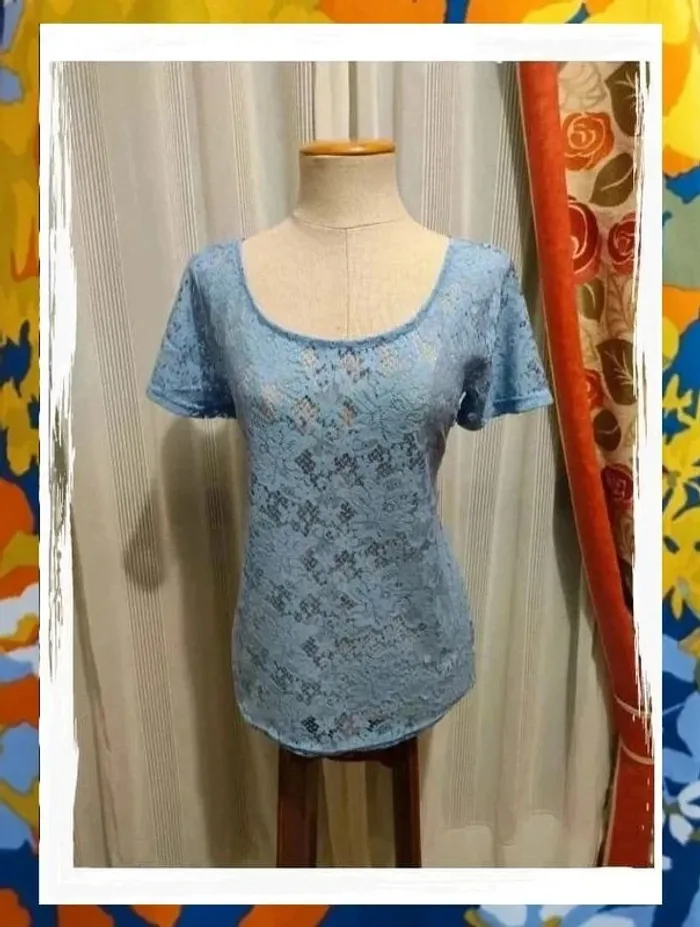 Camiseta de señora en tejido de encaje de punto en color celeste bebé - photo numéro 2