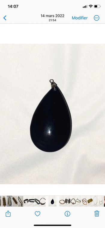 Pendentif en forme de goutte noire et crochet argenté très bon état