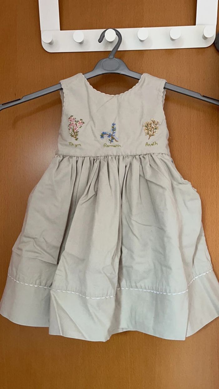 Très jolie robe évasée « thym, romarin, aneth » en taille 2 ans - photo numéro 3