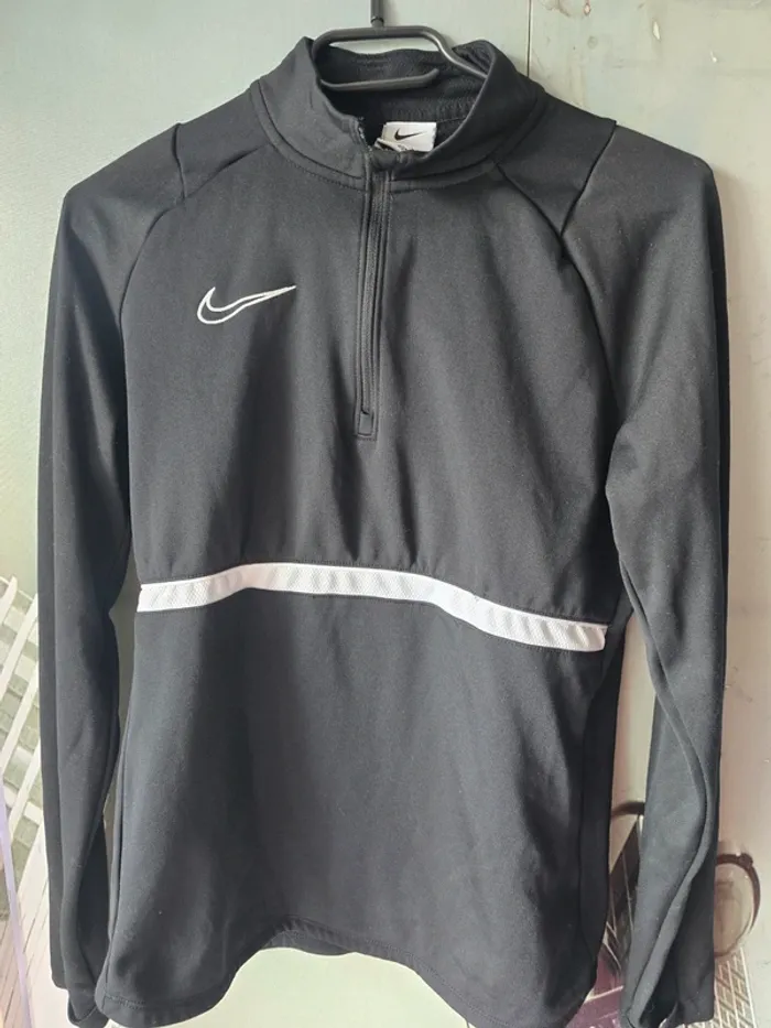 Pull Nike noir manche longue avec emplacement pouce – très bon état