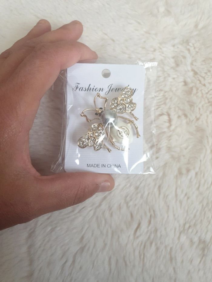 Broche abeille neuve - photo numéro 2