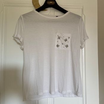 Tee shirt ornement strass poche poitrine