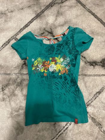 T-shirt vert avec nœu derrière