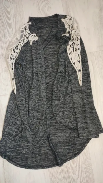 Veste légère grise détails dentelle sur les épaules