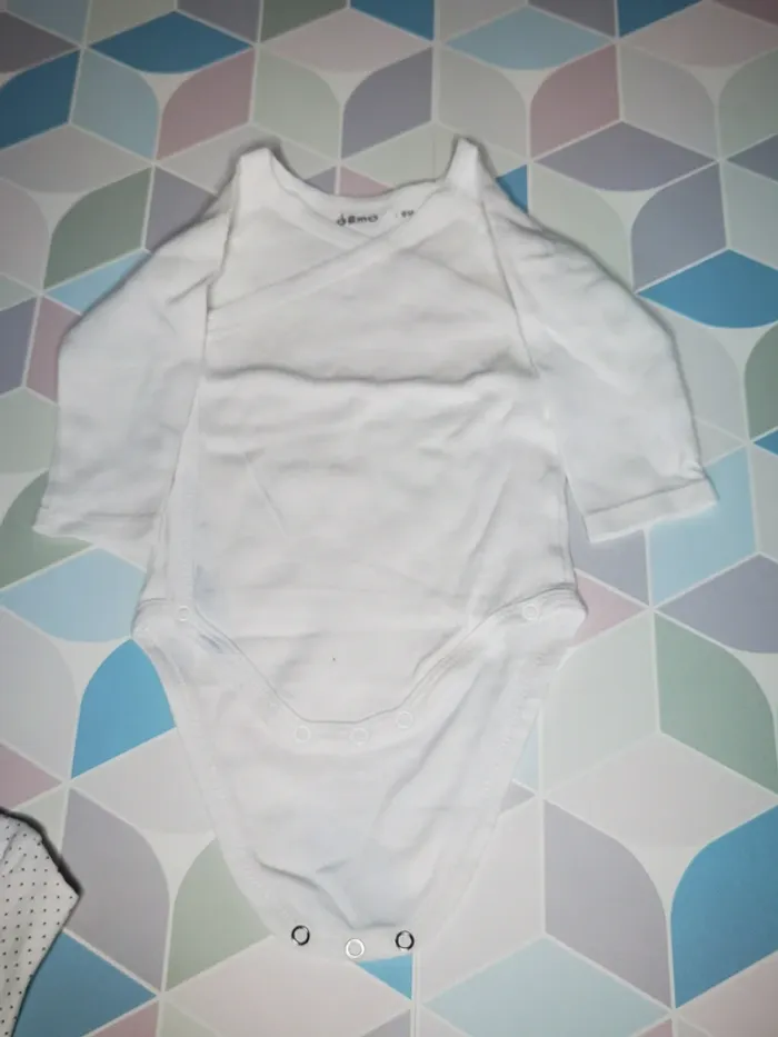 D3881 - lot de 4 bodies fille 9 mois - photo numéro 6