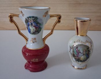 Lot de deux vases miniatures en porcelaine