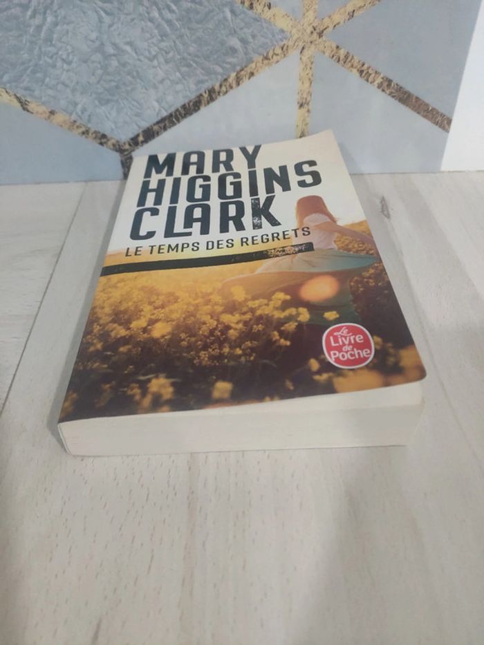 Livre poche le temps des regrets Mary Higgins Clark - photo numéro 2