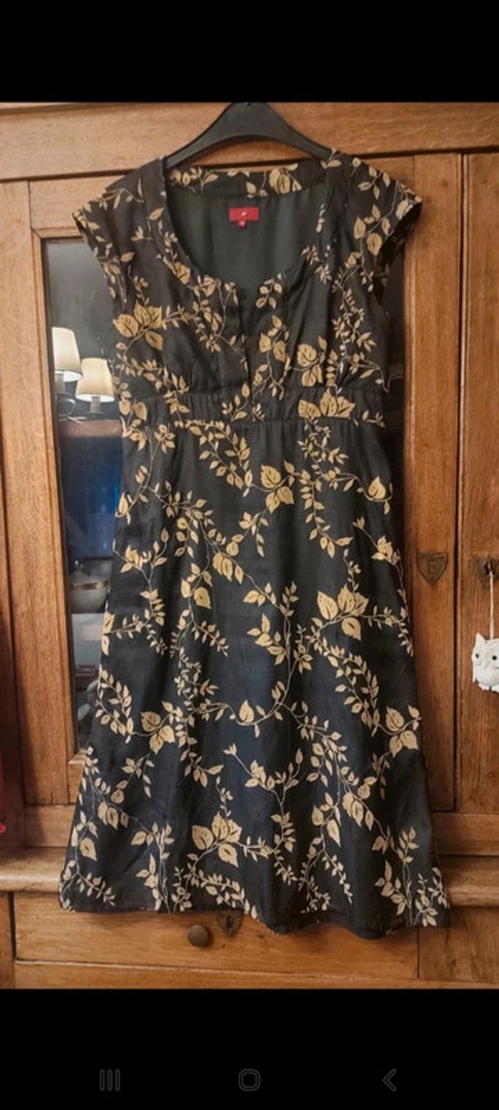 Jolie Robe Ap taille 38 fond noir dessin doré