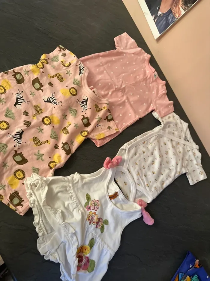 Lot vêtement bébé fille 0/1mois neuf - photo numéro 2