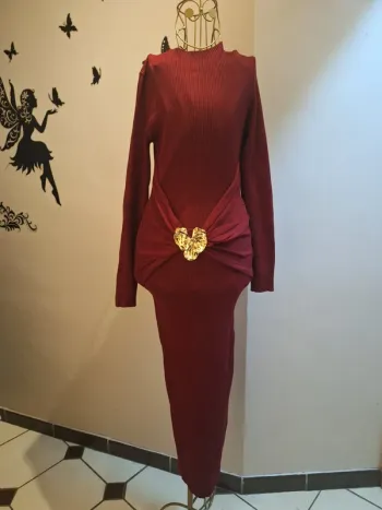 Robe longue bordeaux en mailles & bijoux doré
