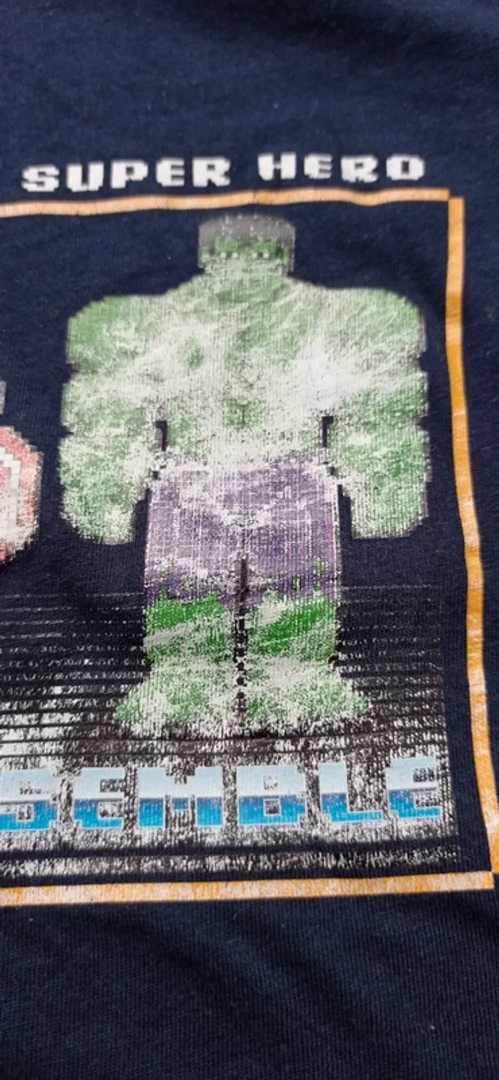 T-shirt Marvel taille 8 ans mais taille petit 
Bon état, les couleurs des motifs sont abîmés - photo numéro 2