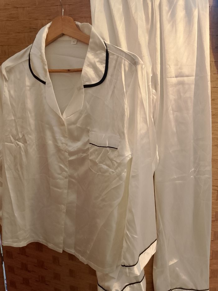 Pyjama satiné neuf