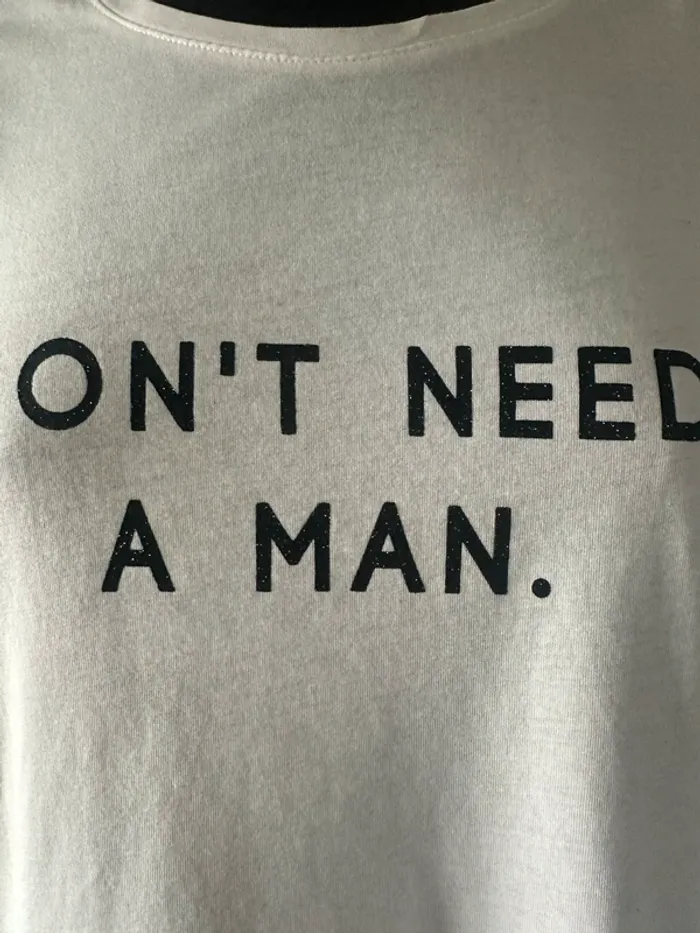 T-shirt Dont need a man - photo numéro 2