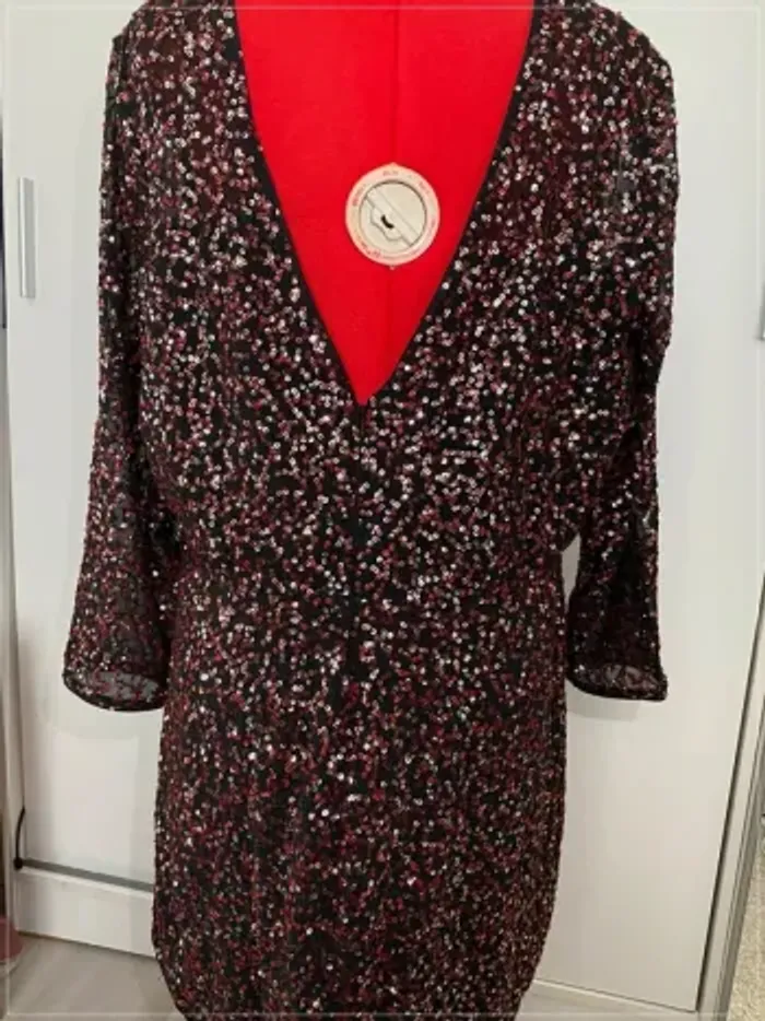 Robe sequins dos nu noir rouge et argent H&M - photo numéro 5