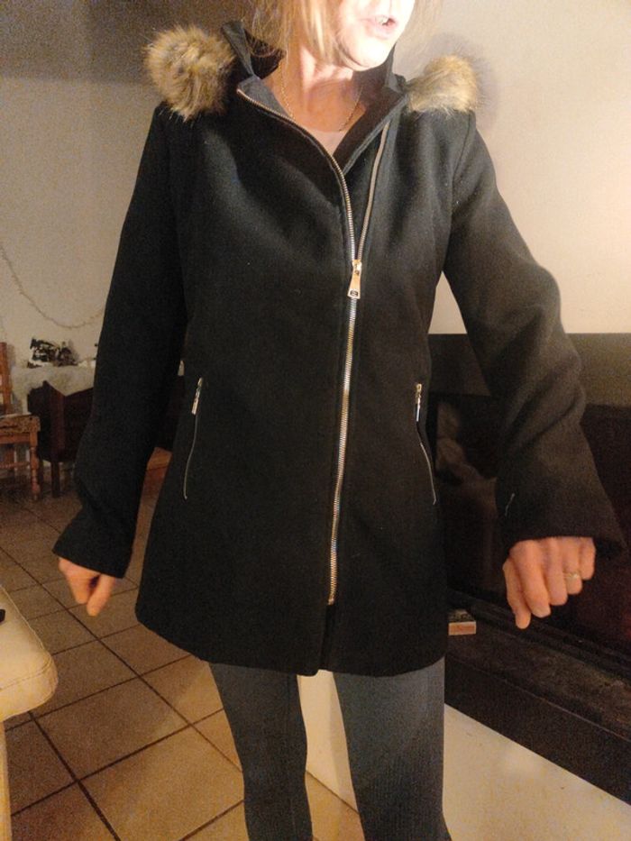 Manteau caban bleu marine avec capuche fourrure