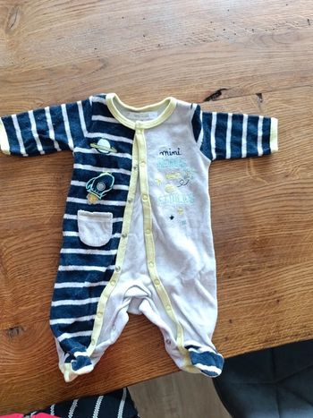 Pyjama 1 mois.