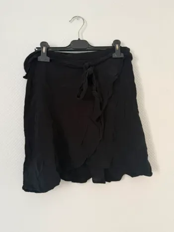 Jupe portefeuille noir en très bon état taille 40 pimkie