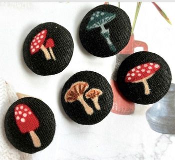 5 Boutons Tissu Champignons noir et rouge