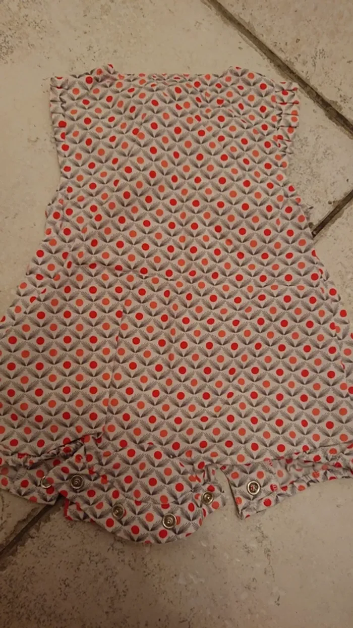 Combishort / barboteuse 1 mois à motifs gris et rouge - photo numéro 2