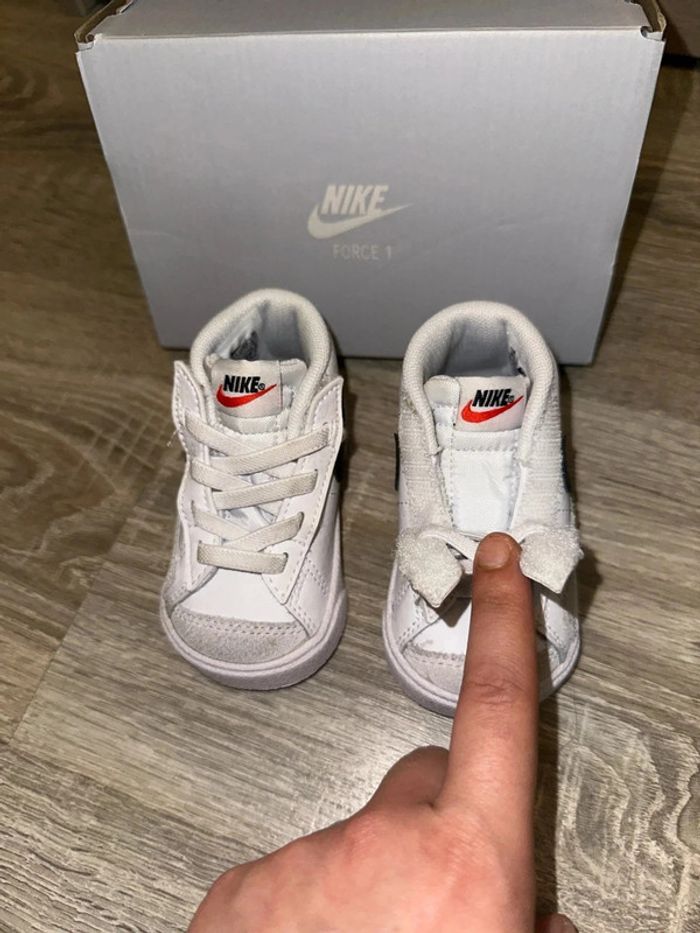 Basket montante Nike T18,5 neuve - photo numéro 5