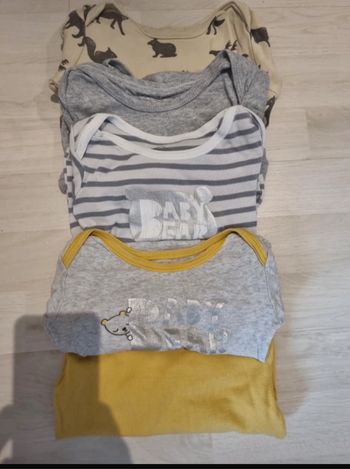 Lot de 5 bodies 18 mois ML Multi marques