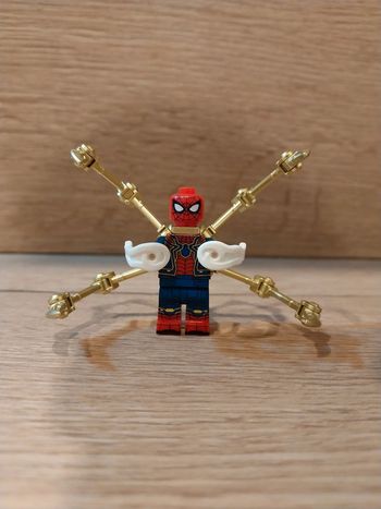 Figurine type lego Ironspider Spiderman Marvel