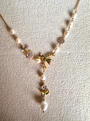 Collier artisanal en perles naturelles – libellule et fleurs émaillées