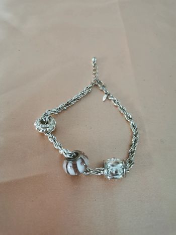 Bracelet breloques argenté. Avon