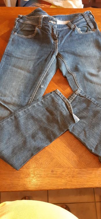 Jeans Kiabi en très bon état mis à part le petit trou visible