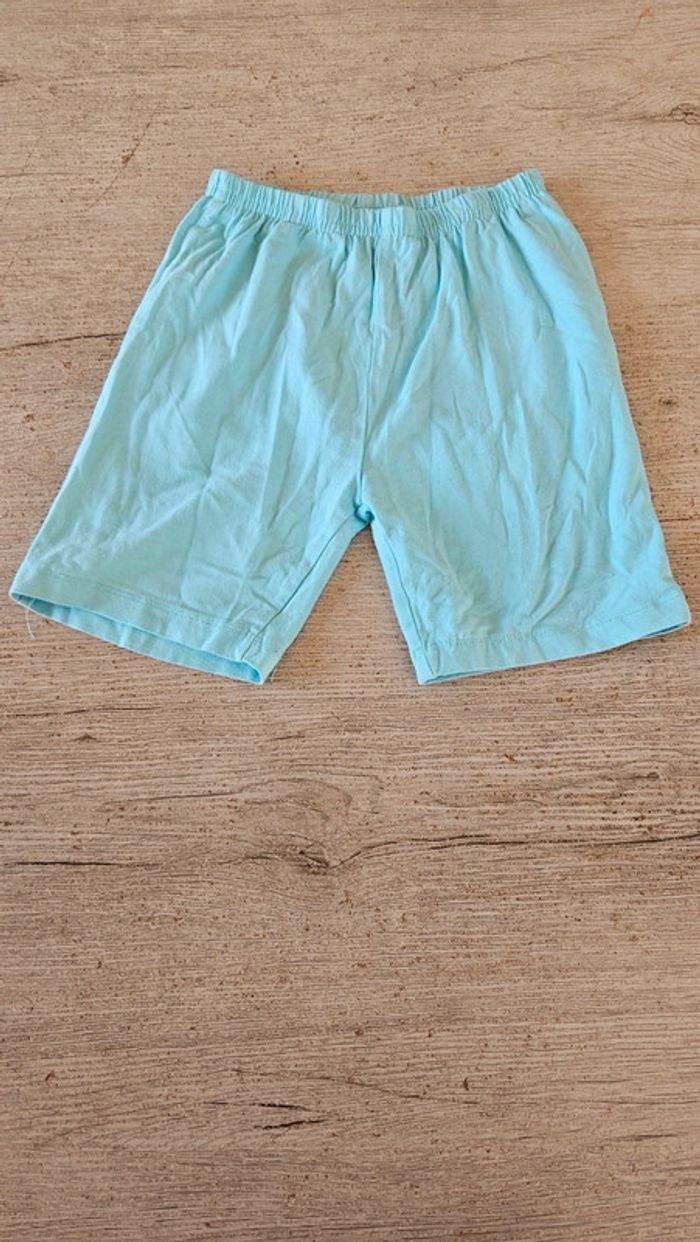 Short cycliste turquoise, elastique, 6/8 ans, peu mis