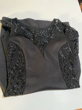 Robe noir avec dentelle et satinée et strass taille 38