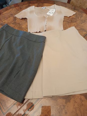 ensemble 1 haut + 2 jupe taille S