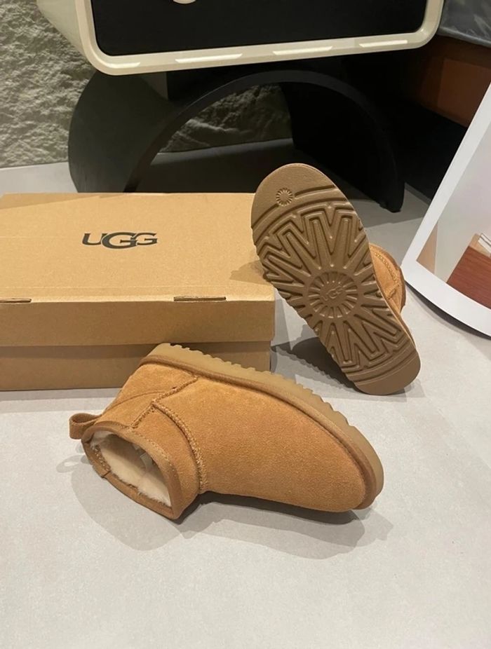Bottes Ugg mini taille  41 - photo numéro 5