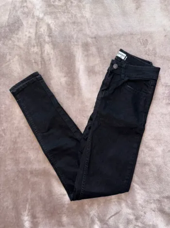 Jean skinny taille 32 ou fille 12 ans Kiabi noir en très bon état