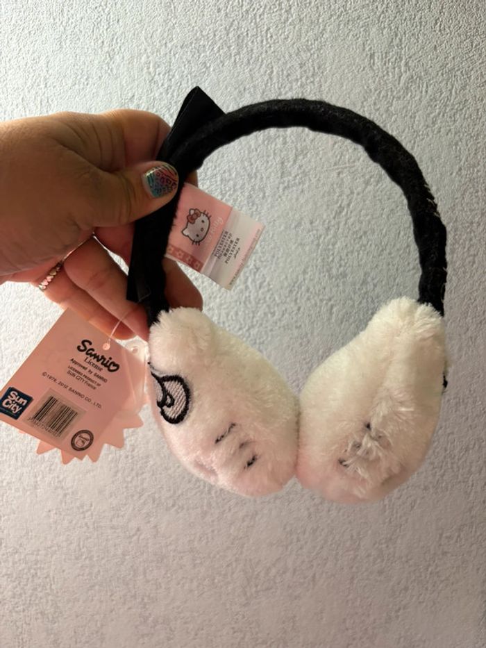 Cache oreilles Hello Kitty