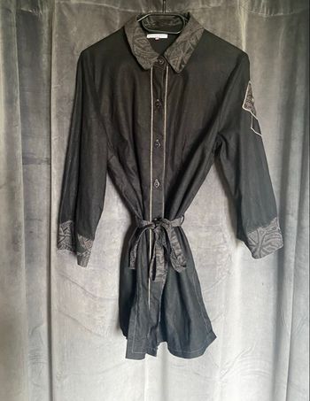 Tunique en lin avec détails et ceinture 