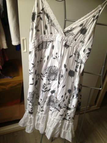 Robe d'été légère blanche et noire