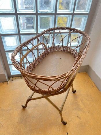 Berceau en rotin ancien