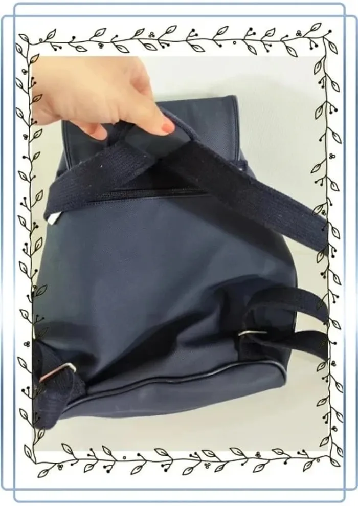 Sac à dos bleu marine lacoste vintage, bon état mais quelques marques d'usures, 26x26cm - photo numéro 8