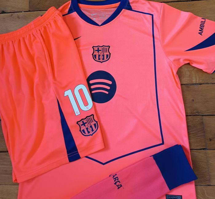 Beau maillot Lamine Yamal taille 12 ans kit complet avec patch chaussettes - photo numéro 3