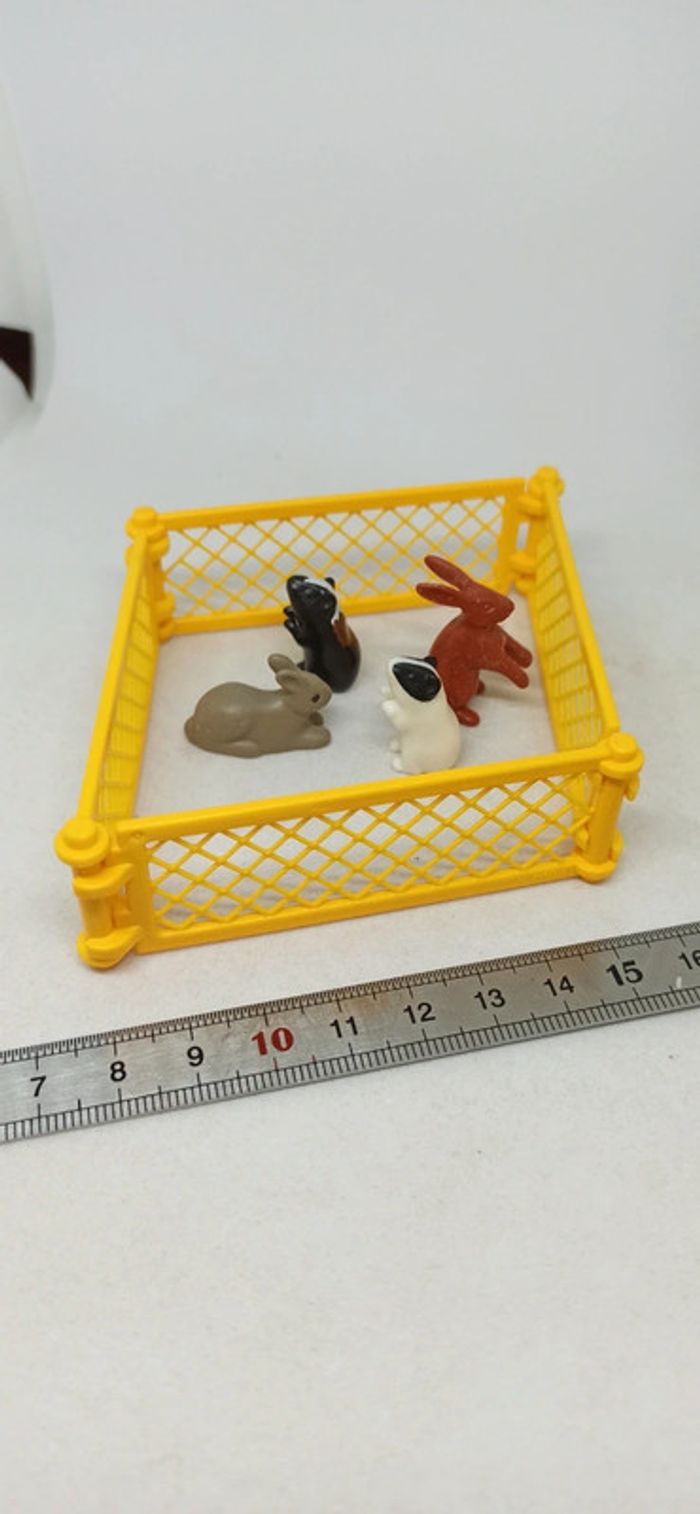 Enclos avec barrières jaune et cochons d'inde et lapins playmobil - photo numéro 3