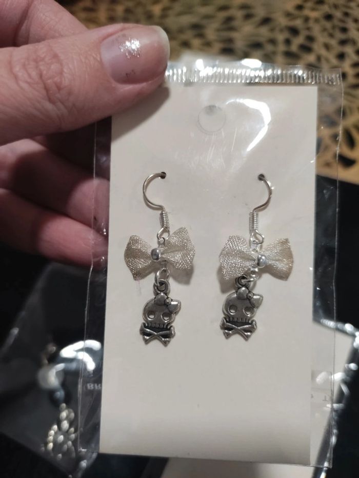 Lot de 6 bijoux neufs thème tête de mort, croix, araignée et dragon - photo numéro 7