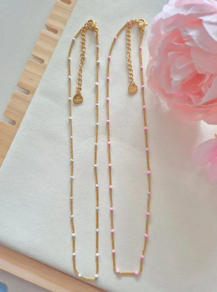 Lot de 2 colliers dorée style GIGI 🌸 perles fines : 1 rose + 1 blanc - photo numéro 3