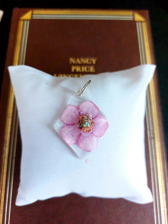 Magnifique pendentif en résine avec fleur rose