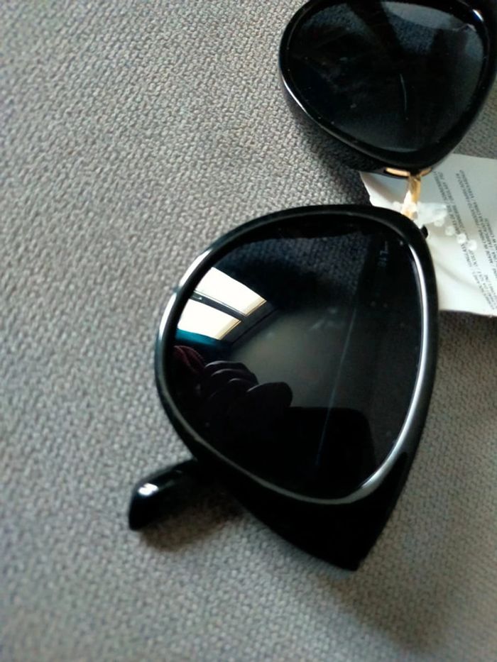 Lunettes de soleil noires – Neuves avec étiquette - photo numéro 5