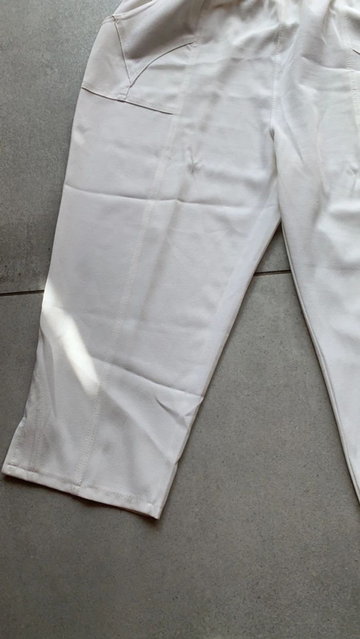 Pantalon court pantacourt évasé blanc taille 7 mais ajustable élastique en très bon état - photo numéro 3
