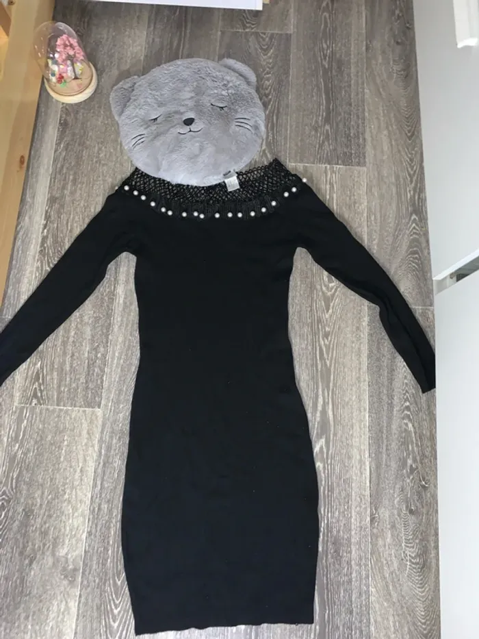 Robe noir à perle