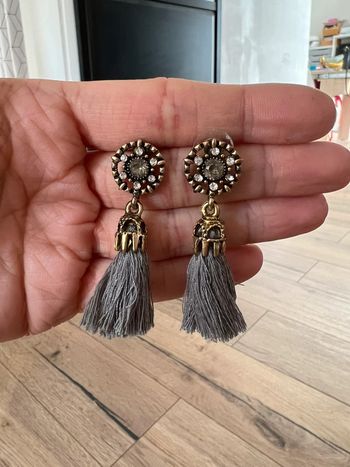 Paire de boucles d’oreilles à fils gris